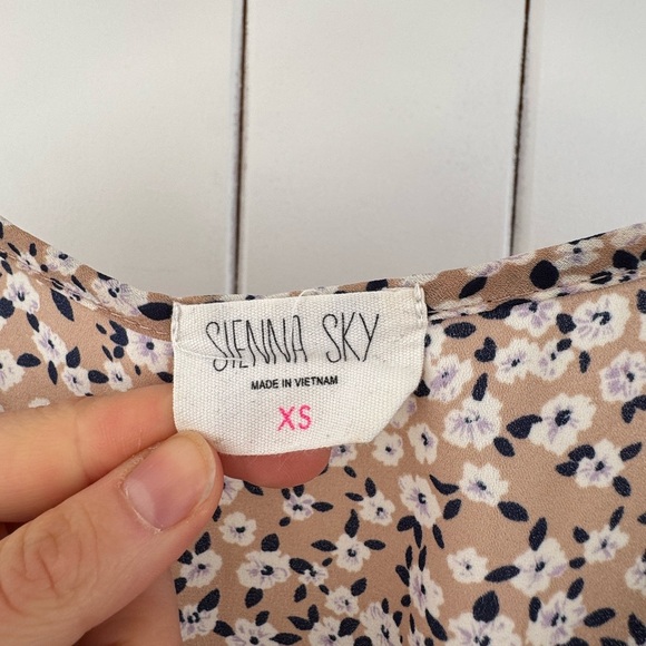 Sienna Sky Tan and Cream Puff Sleeve Fitted Blouse - Picture 5 of 6